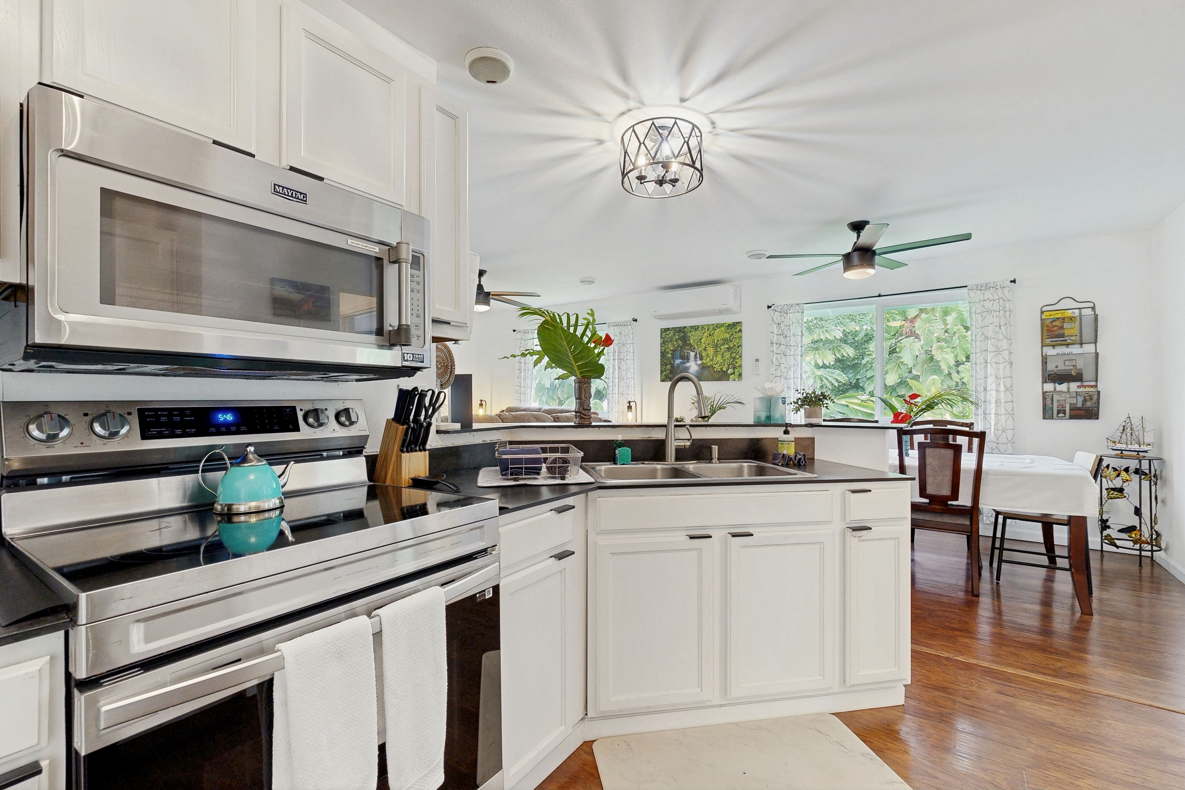 Réfrigérateur, four à micro-ondes, un four, surface de cuisson