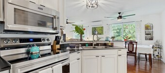 Dog-friendly home near the ocean with lanai, washer/dryer, desk and Free Wifi