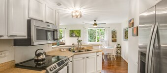 Dog-friendly home near the ocean with lanai, washer/dryer, desk and Free Wifi