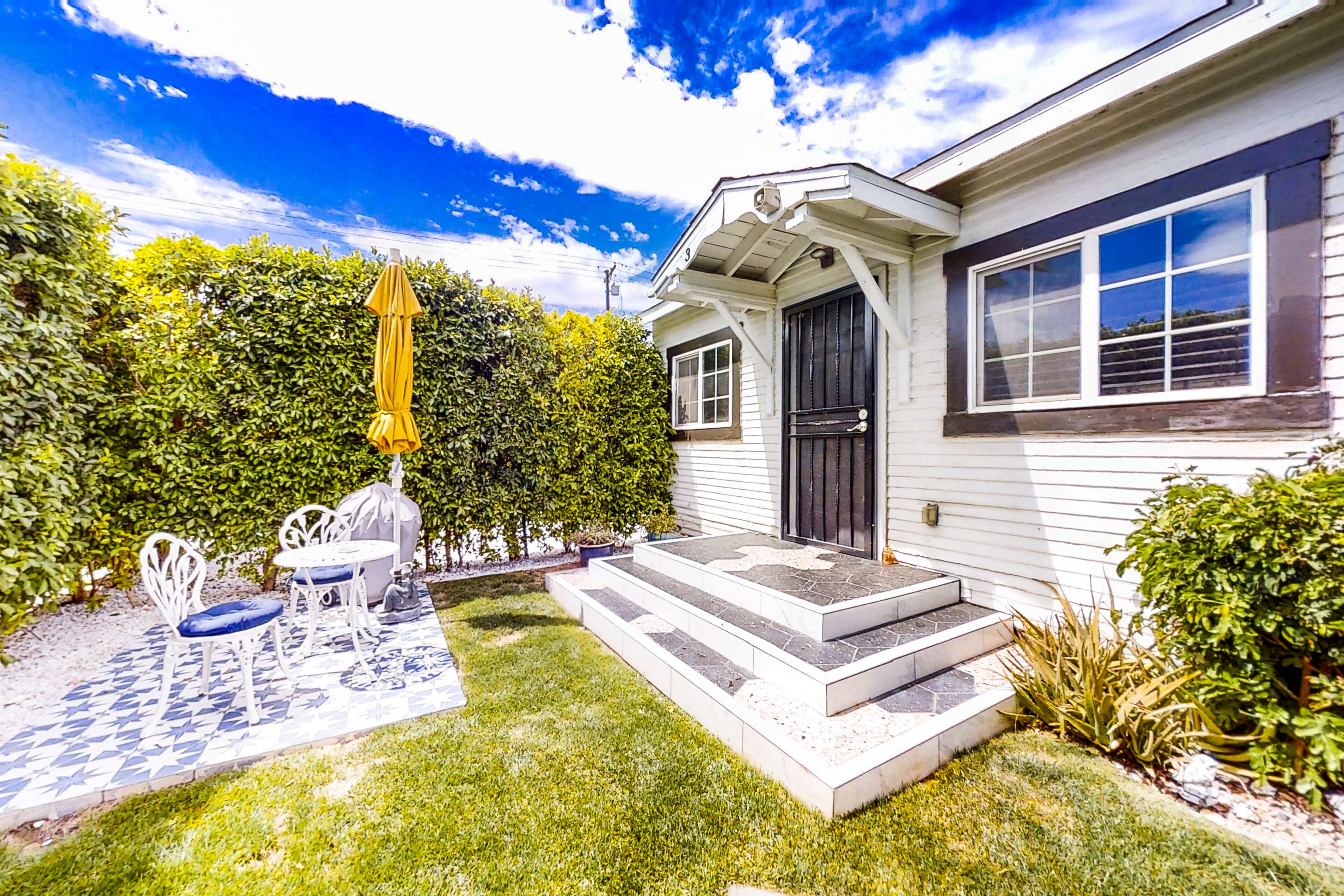 Inviting Casita with heated outdoor pool, washer, streaming, patio, AC, WiFi