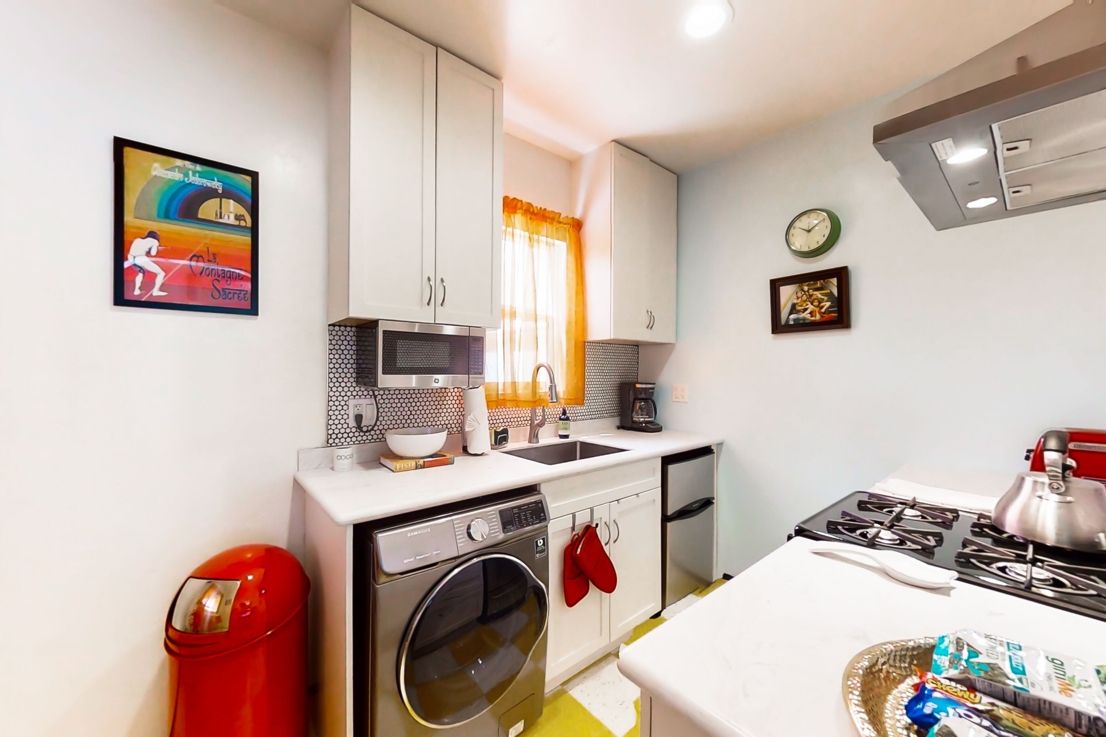 Inviting Casita with heated outdoor pool, washer, streaming, patio, AC, WiFi