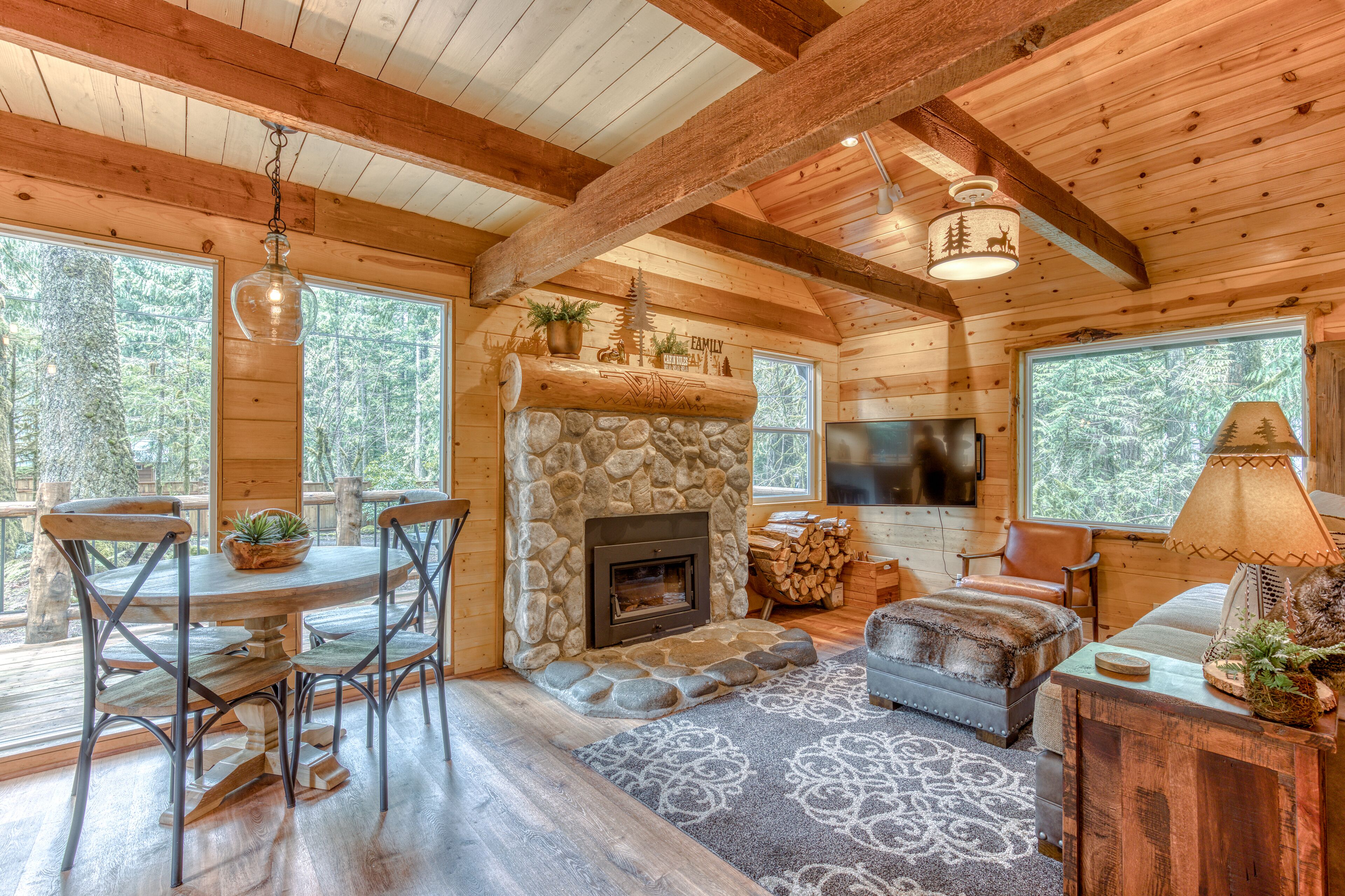 2-story mountain cabin with loft and fireplace, deck, streaming, washer/dryer