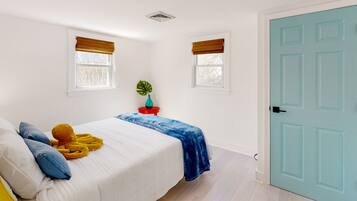 3 bedrooms, internet, bed sheets