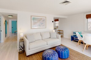 Een televisie, een dvd-speler en boeken