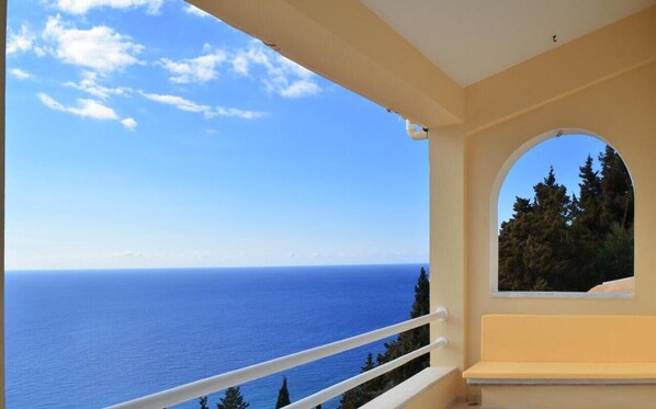 Property grounds - Villa Alibertini with sea view (Kerkira)