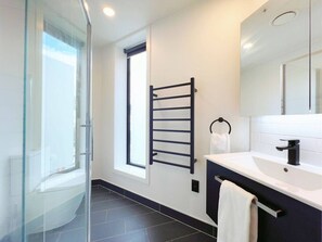 Shower, hair dryer - Comfy 1-Bedroom Studio in CBD (Auckland)