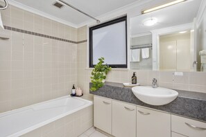 Hair dryer, towels, soap, shampoo - Executive 2BR Suite on Mounts Bay Road (Perth)