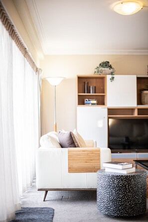 Smart TV, offices - Executive 2BR Suite on Mounts Bay Road (Perth)