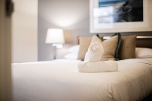 2 bedrooms, iron/ironing board, free WiFi, bed sheets - Prime 2BR Suite on Mounts Bay Road (Perth)