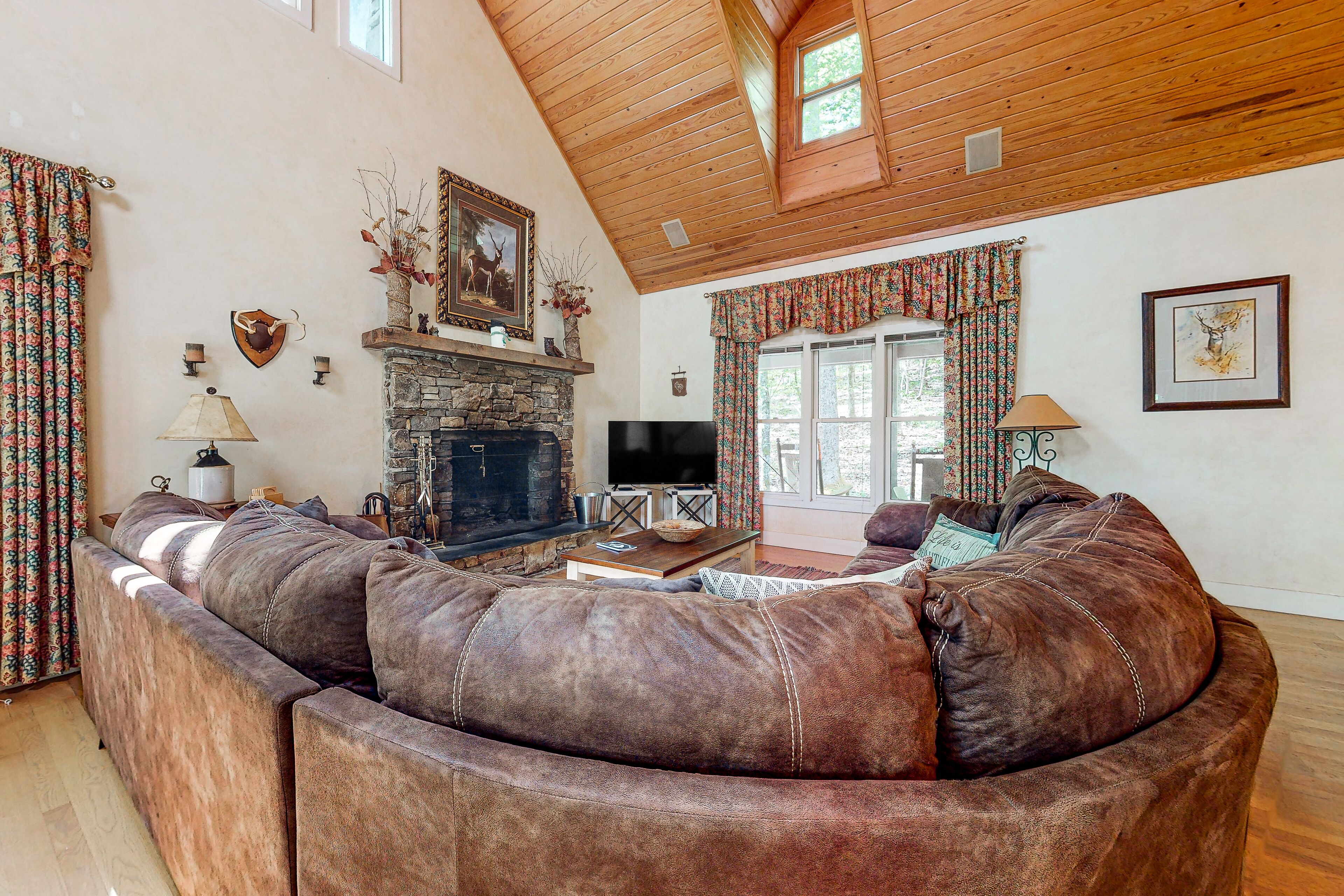 Peaceful cabin with game room, WiFi, fireplace & spacious deck with grill