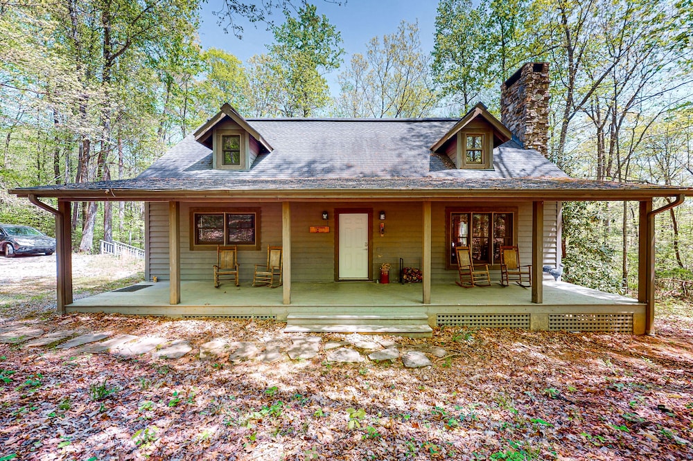 Peaceful cabin with game room, WiFi, fireplace & spacious deck with grill