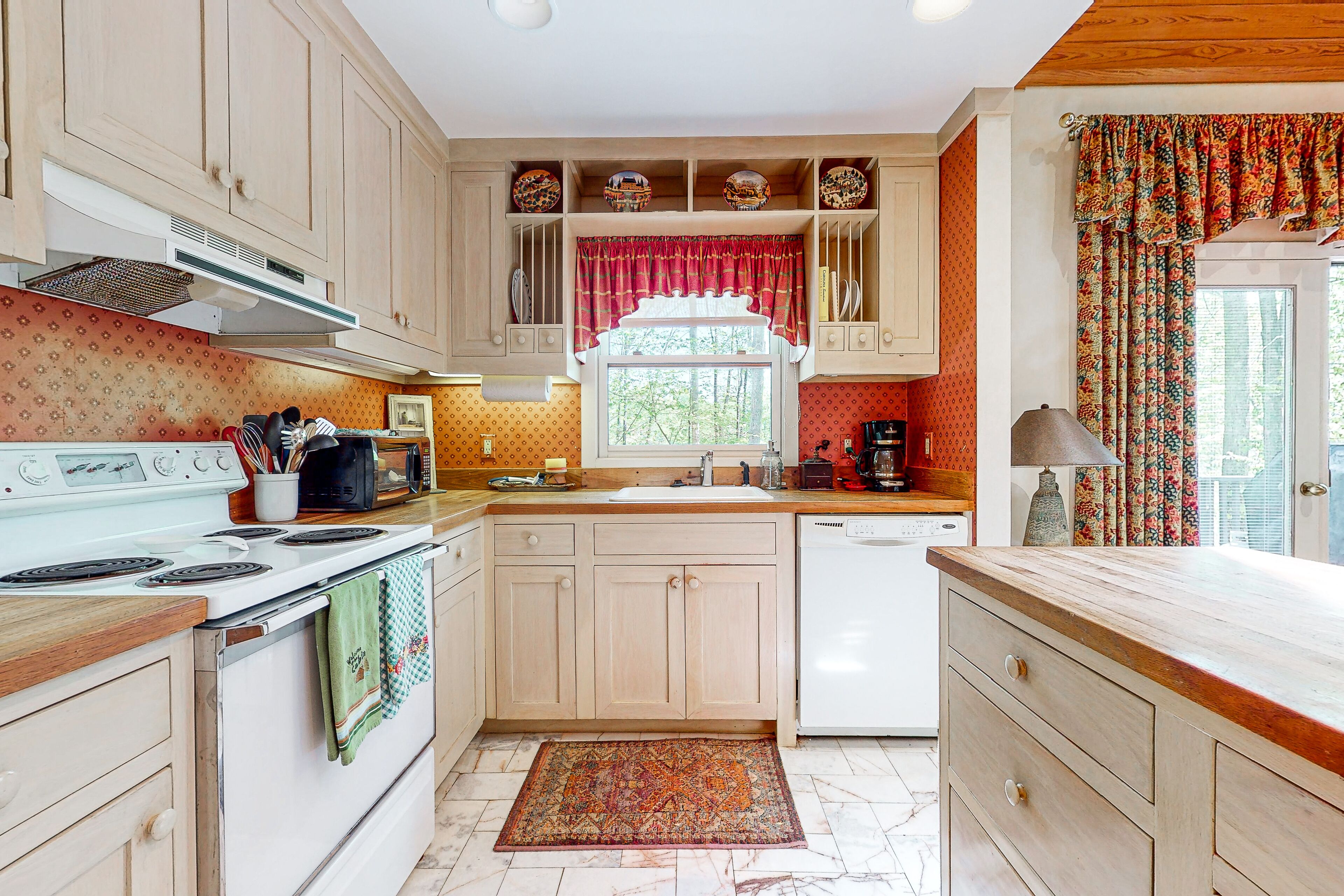 Peaceful cabin with game room, WiFi, fireplace & spacious deck with grill