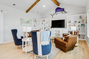 TV - Newly constructed, canal-front home with private dock, covered deck, pool & W/D (Rockport)