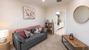 Smart-tv, een open haard, een tafeltennistafel en boeken