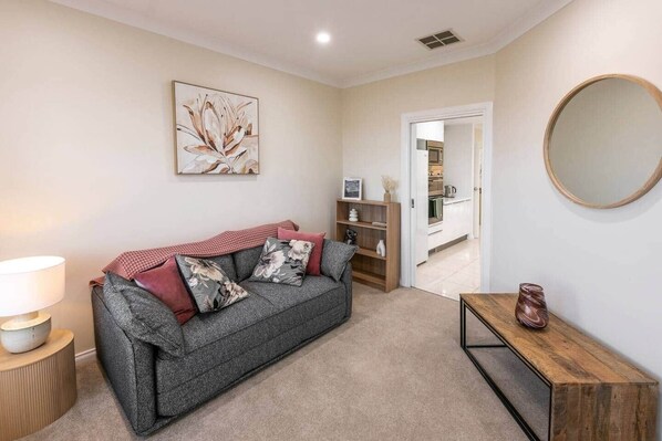 Smart TV, chimenea, tenis de mesa y libros 