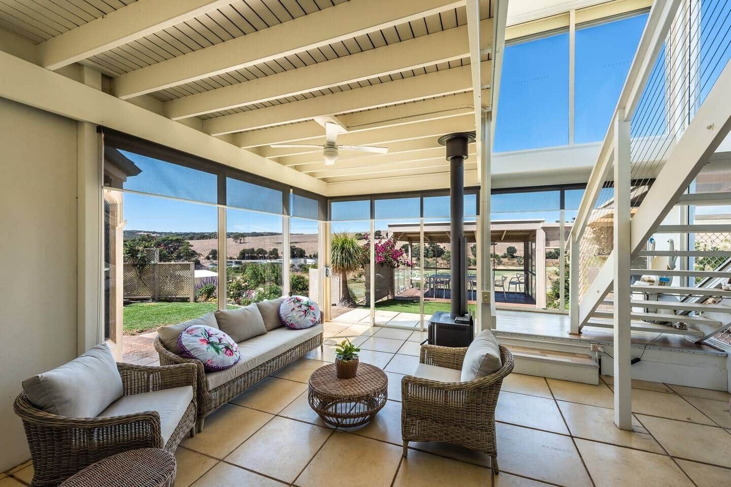 Smart-TV, Kamin, Tischtennisplatte, Bücher