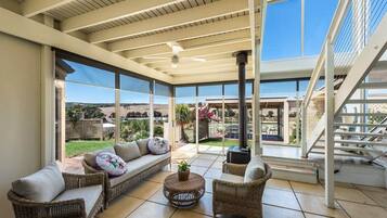 Smart-TV, Kamin, Tischtennisplatte, Bücher