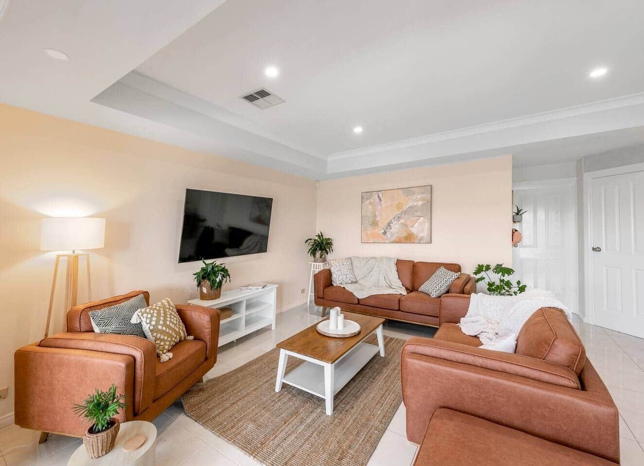 Smart TV, chimenea, tenis de mesa y libros 