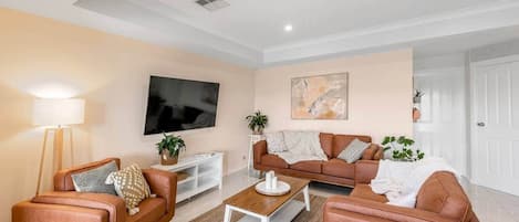 Smart TV, chimenea, tenis de mesa y libros