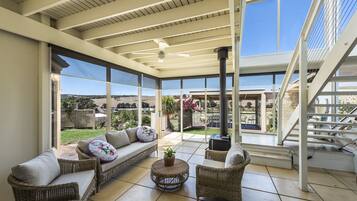 Smart TV, chimenea, reproductor de DVD y tenis de mesa