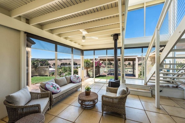 Smart TV, fireplace, ping pong, books