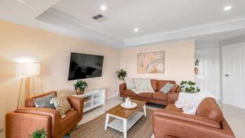 Smart TV, chimenea, tenis de mesa y libros