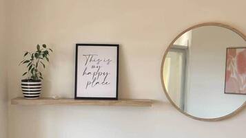 Smart TV, lareira, mesa de pingue-pongue, livros