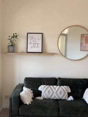 تلفزيون ذكي، مدفأة، تنس طاولة، كُتُب