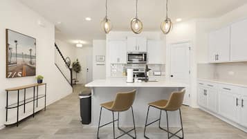 冰箱、微波炉、烤箱、炉灶