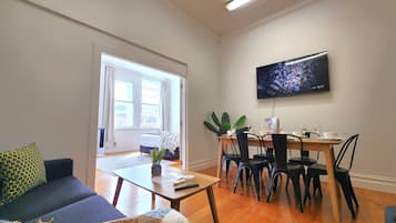 特色公寓 | 起居區 | 55-吋智慧型電視、有線頻道、電視