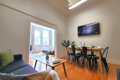 特色公寓 | 起居区 | 55-英寸智能电视 (配备有线频道)、电视