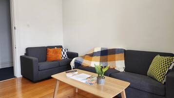 Apartemen Khas | Area keluarga | Smart TV 55-inci dengan saluran TV kabel dan TV