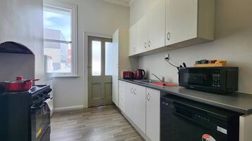Apartemen Khas | Dapur pribadi | Lemari es besar, microwave, oven, dan kompor