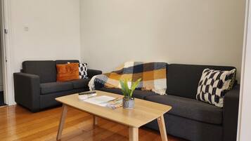 特色公寓 | 客廳 | 55-吋智慧型電視、有線頻道、電視