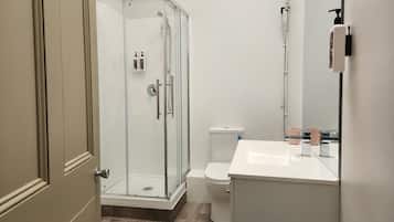 Signature Apartment | Bathroom | Shower, free toiletries, hair dryer, towels