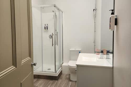 Signature Apartment | Bathroom