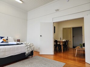 3 habitaciones, decoración personalizada y muebles diferentes