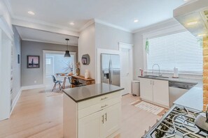 Private kitchen - Trendy Bishops Arts Dist. Retreat (Dallas)