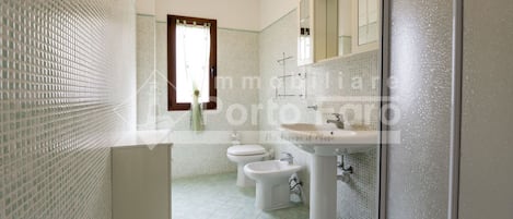 Shower, free toiletries, hair dryer