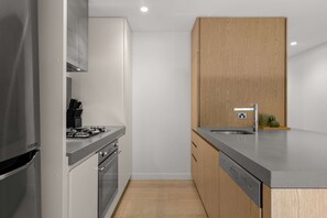 Frigorífico, microondas, horno y placa de cocina