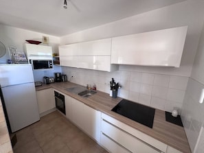 Fridge, dishwasher, cookware/dishes/utensils