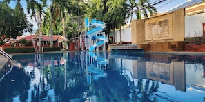 Hồ bơi ngoài trời 