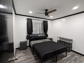 Room - 3 bedroom with 4 beds, 2 bathroom. Central to Los Angeles Metro Area, 7123  (Downey)