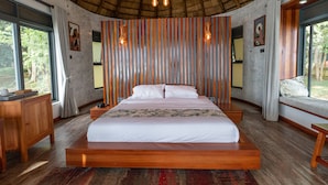 Honeymoon Room | Premium bedding, down duvets, free WiFi - Sundiata Beach Resort (Entebbe)