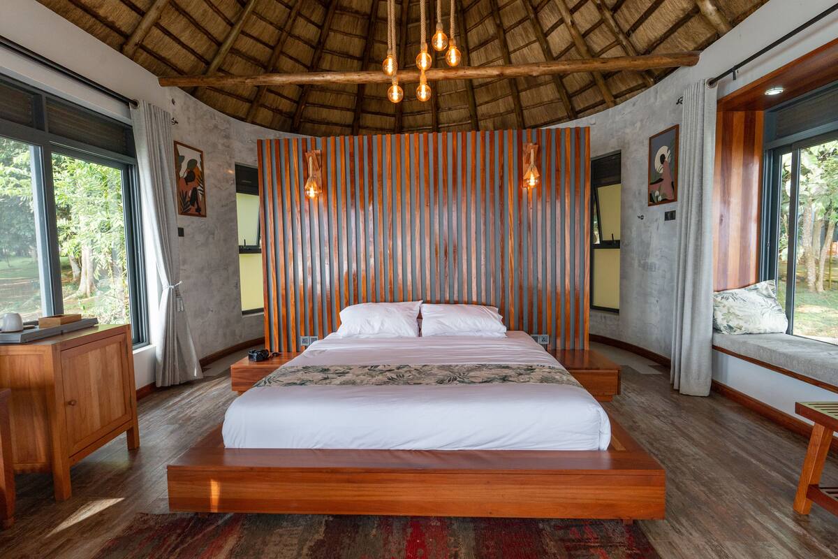 Honeymoon Room | Premium bedding, down comforters, WiFi (free)