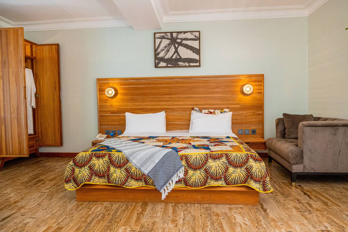 Premium bedding, down comforters, WiFi (free)
