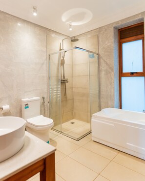 Family Room | Bathroom | Free toiletries, hair dryer, bidet, towels - Sundiata Beach Resort (Entebbe)