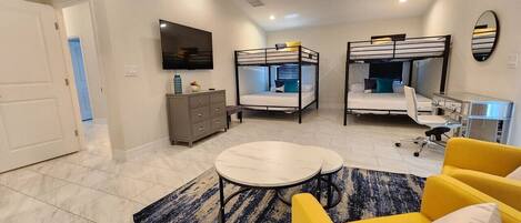 4 Schlafzimmer, Schreibtisch, Bügeleisen/Bügelbrett, Reisekinderbett