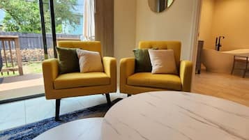 Smart TV, video game console