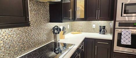 雪櫃、微波爐、焗爐、爐具